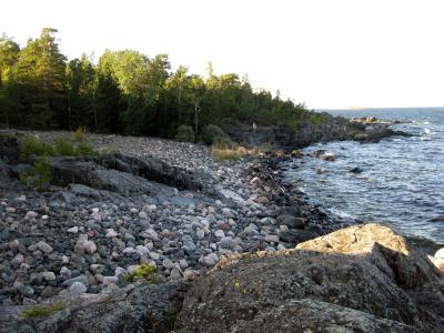 Här rinner rullstensåsen ner i havet ...