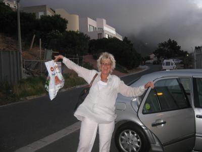 Det var rejäl vind i Camps Bay, gäller att hålla i bilen ...