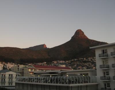 Solens sista strålar på Lions Head och Kabelstationen på Table Mountain ...